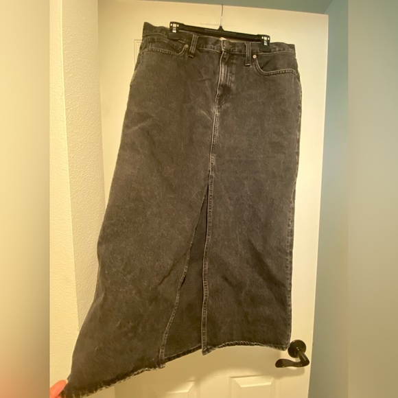 Madewell Dresses & Skirts - Madewell women’s Black Denim Midi Skirt size 12